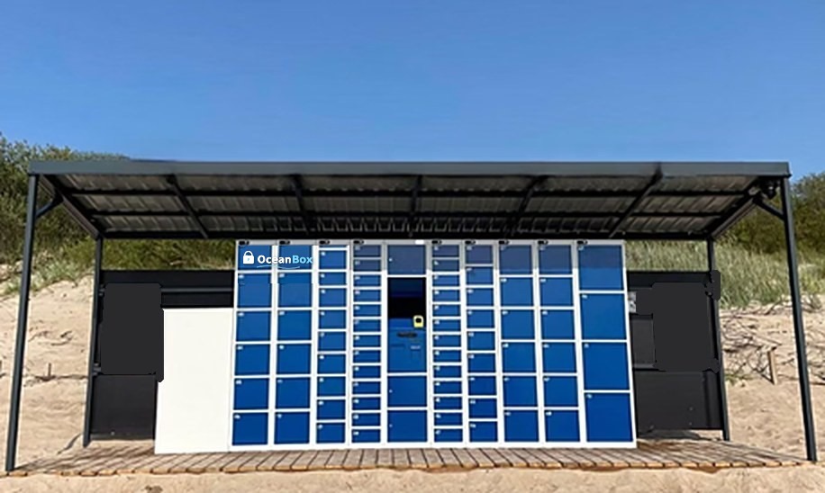 Módulo de taquillas inteligentes azules bajo una pérgola solar en la playa